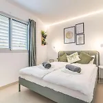 Beachfront Paradise With Spectacular Sea View Фуэнхирола